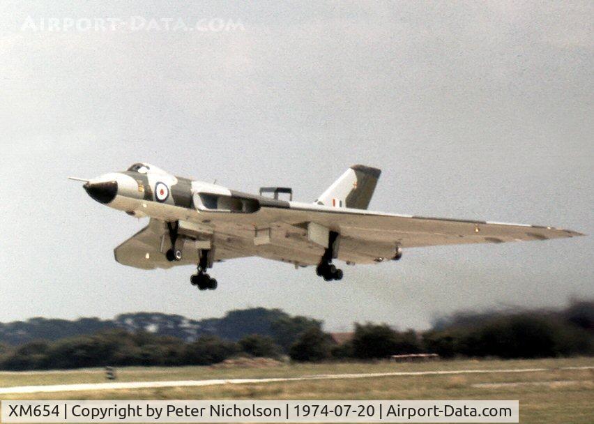 XM654, 1964 Avro Vulcan B.2 C/N Set 86, Vulcan B.2 landing after display at the 1974 Leconfield Airshow