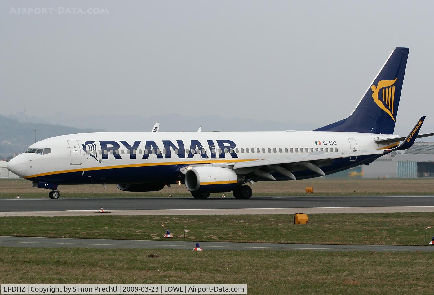 EI-DHZ, 2005 Boeing 737-8AS C/N 33583, EI-DHZ @ Linz Airport
