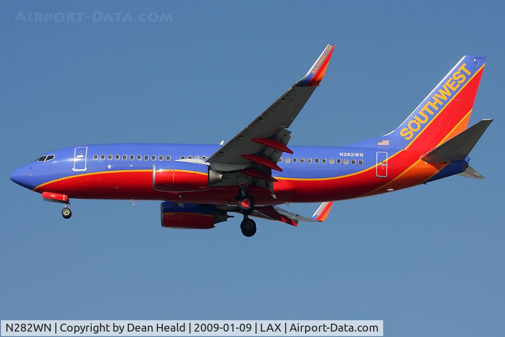N282WN, 2007 Boeing 737-7H4 C/N 32534, Southwest Airlines N282WN (FLT SWA2742) from Houston William P Hobby Airport (KHOU) on short-final to RWY 25L.