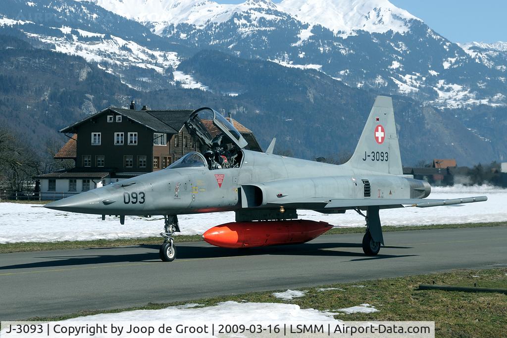 J-3093, Northrop F-5E Tiger II C/N L.1093, The snow was already melting, but fortunately there was still enought for these winterly pctures.