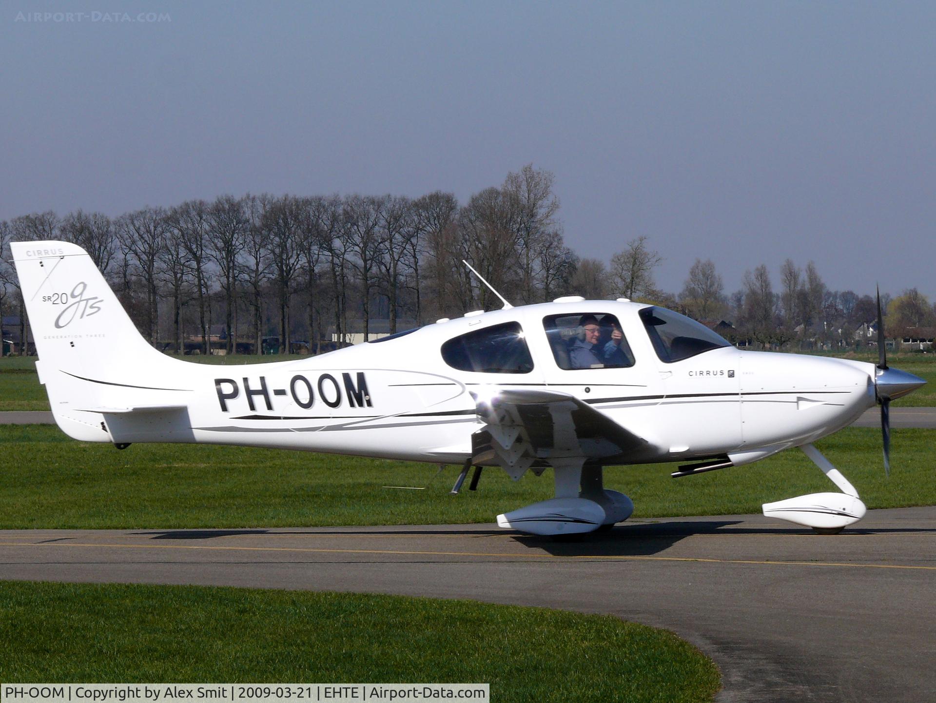 PH-OOM, 2008 Cirrus SR20 G3 GTS C/N 1977, Cirrus Aircraft SR20GTS G3 PH-OOM another friendly pilot greeting us!