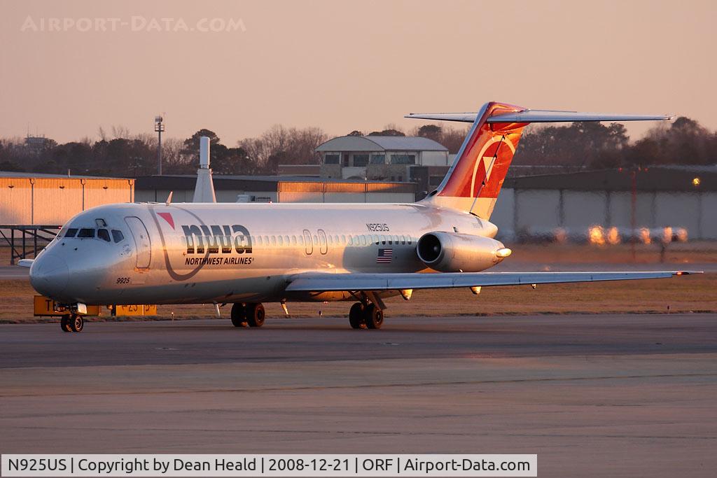 N925US, 1970 Douglas DC-9-32 C/N 47472, Northwest Airlines N925US (FLT NWA1757) taxiing to RWY 23 for departure to Detroit Metro Wayne County (KDTW). I heard the crew of the plane reference them as 