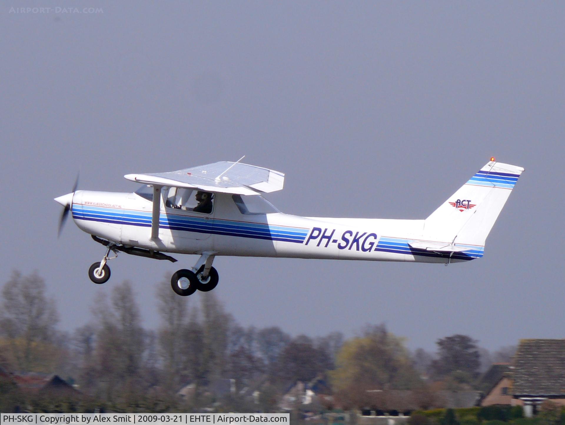 PH-SKG, Cessna 152 C/N 15285168, Cessna C152 PH-SKG Air Centre Teuge