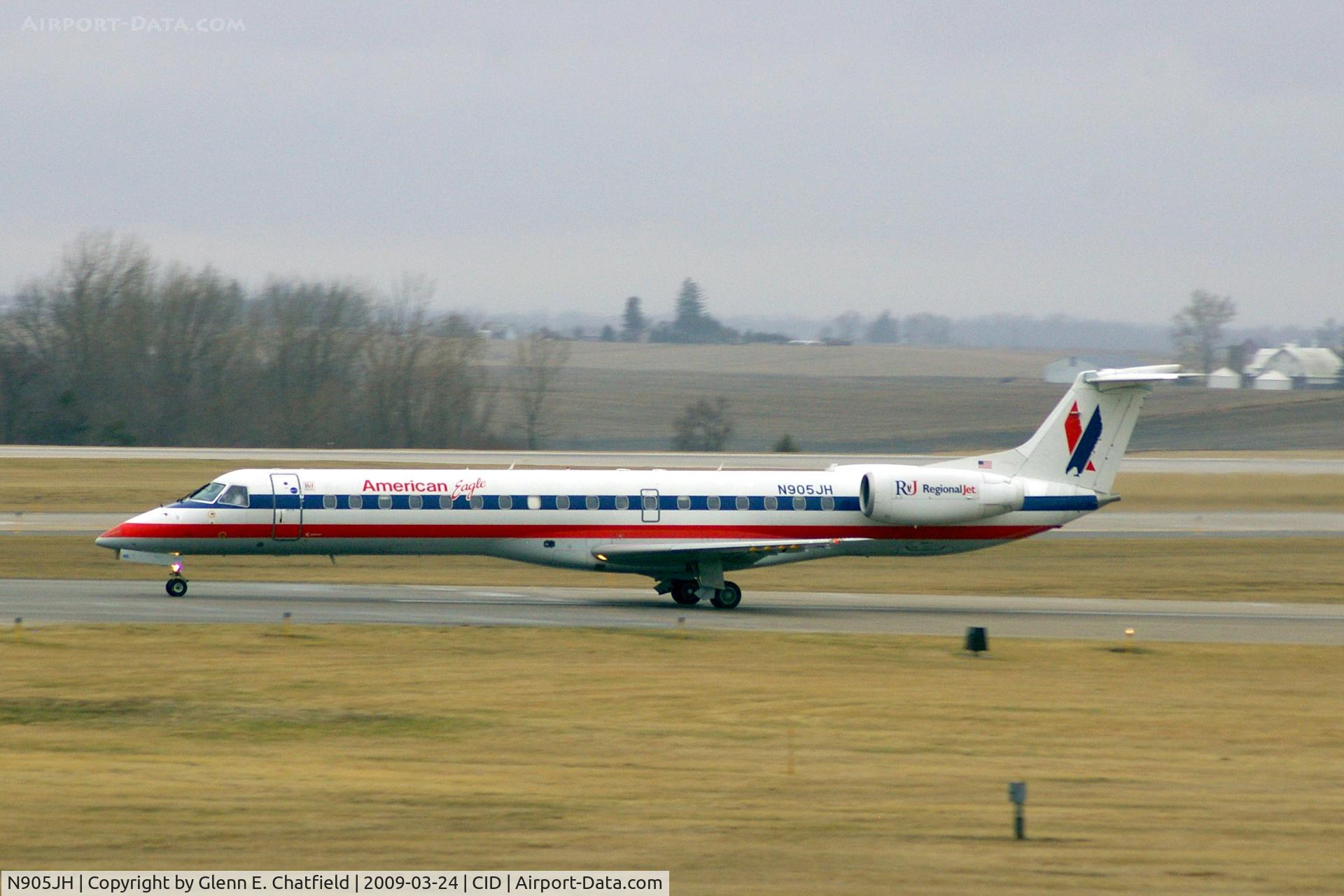 N905JH, 2005 Embraer ERJ-145LR (EMB-145LR) C/N 14500892, Departing Runway 13 for DFW, light rain