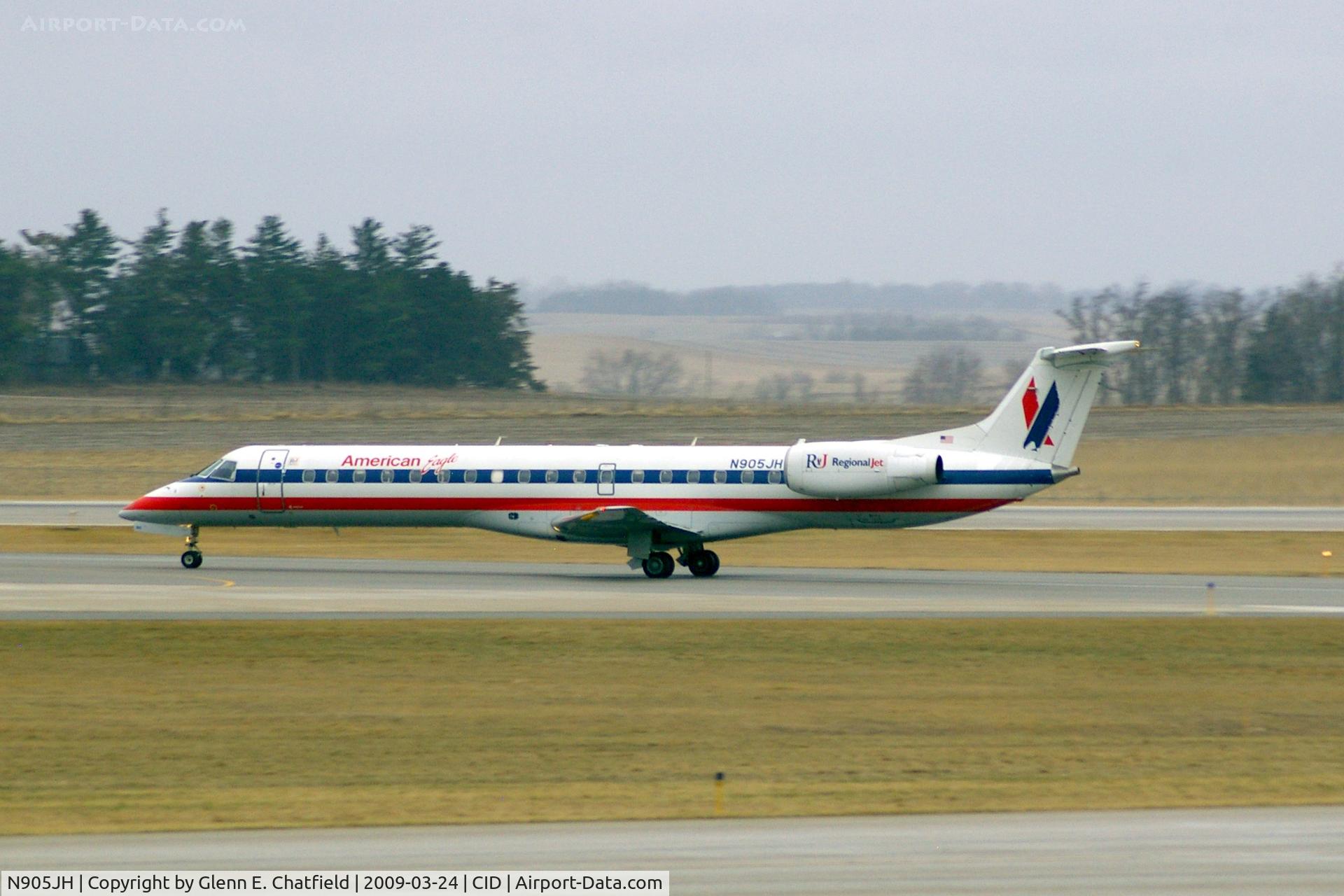 N905JH, 2005 Embraer ERJ-145LR (EMB-145LR) C/N 14500892, Departing Runway 13 for DFW, light rain