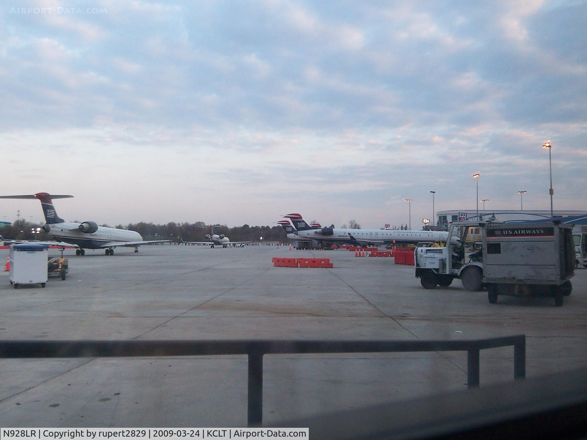 N928LR, 2005 Bombardier CRJ-900ER (CL-600-2D24) C/N 15028, Terminal E