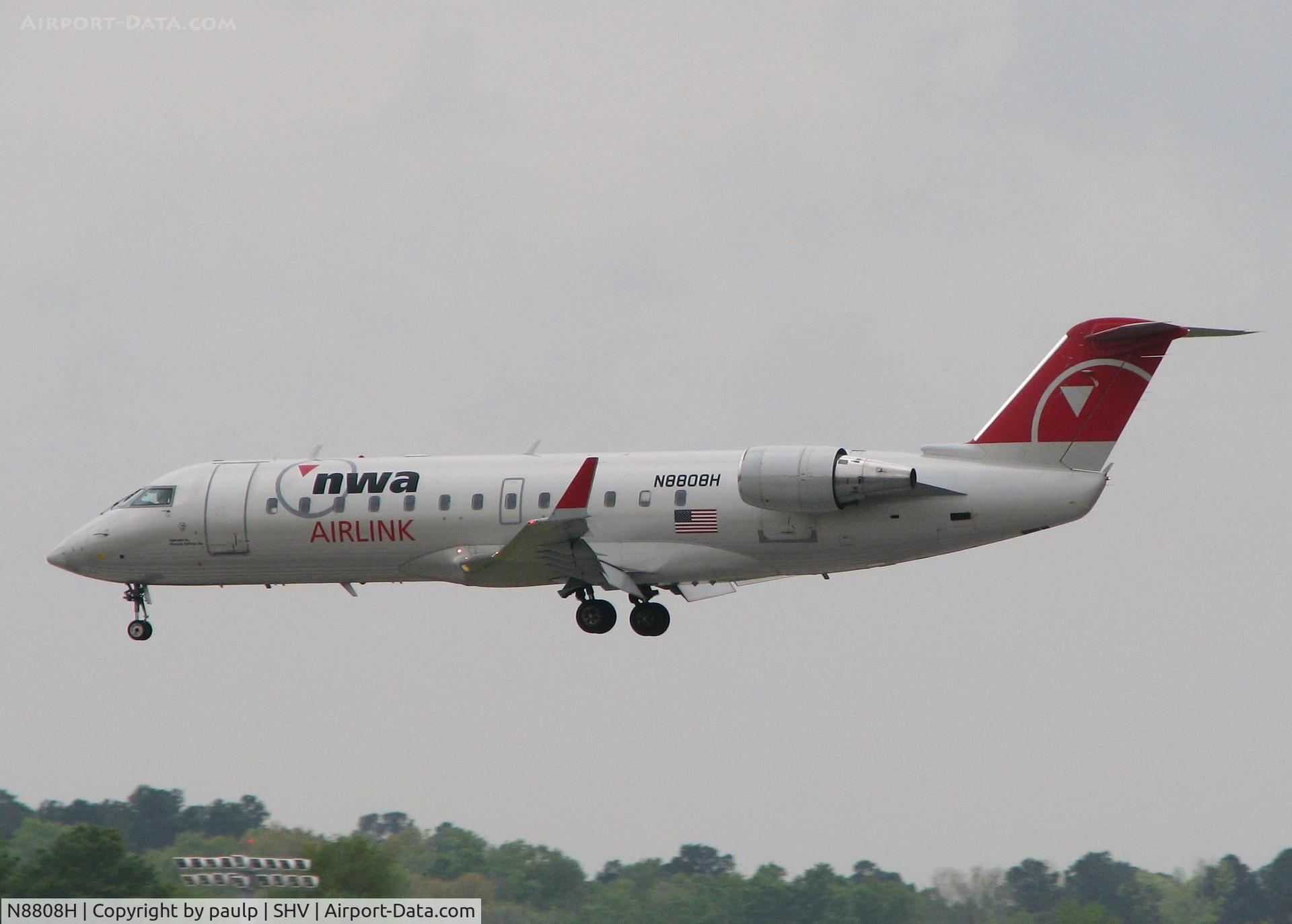N8808H, 2003 Bombardier CRJ-200 (CL-600-2B19) C/N 7808, About to touch down on 14 at the Shreveport Regional airport.