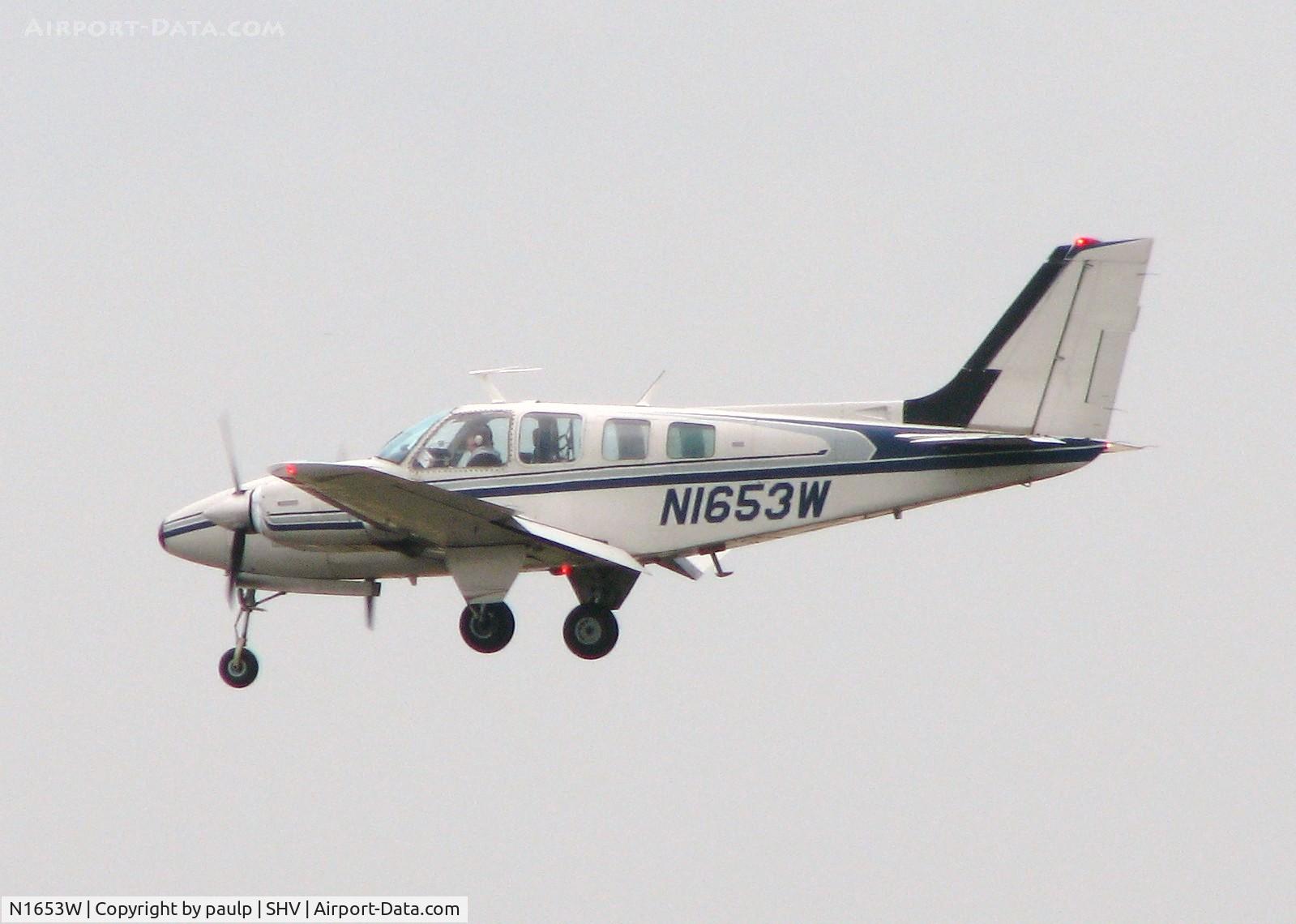 N1653W, 1972 Beech 58 Baron C/N TH-252, Landing on 14 at Shreveport Regional.