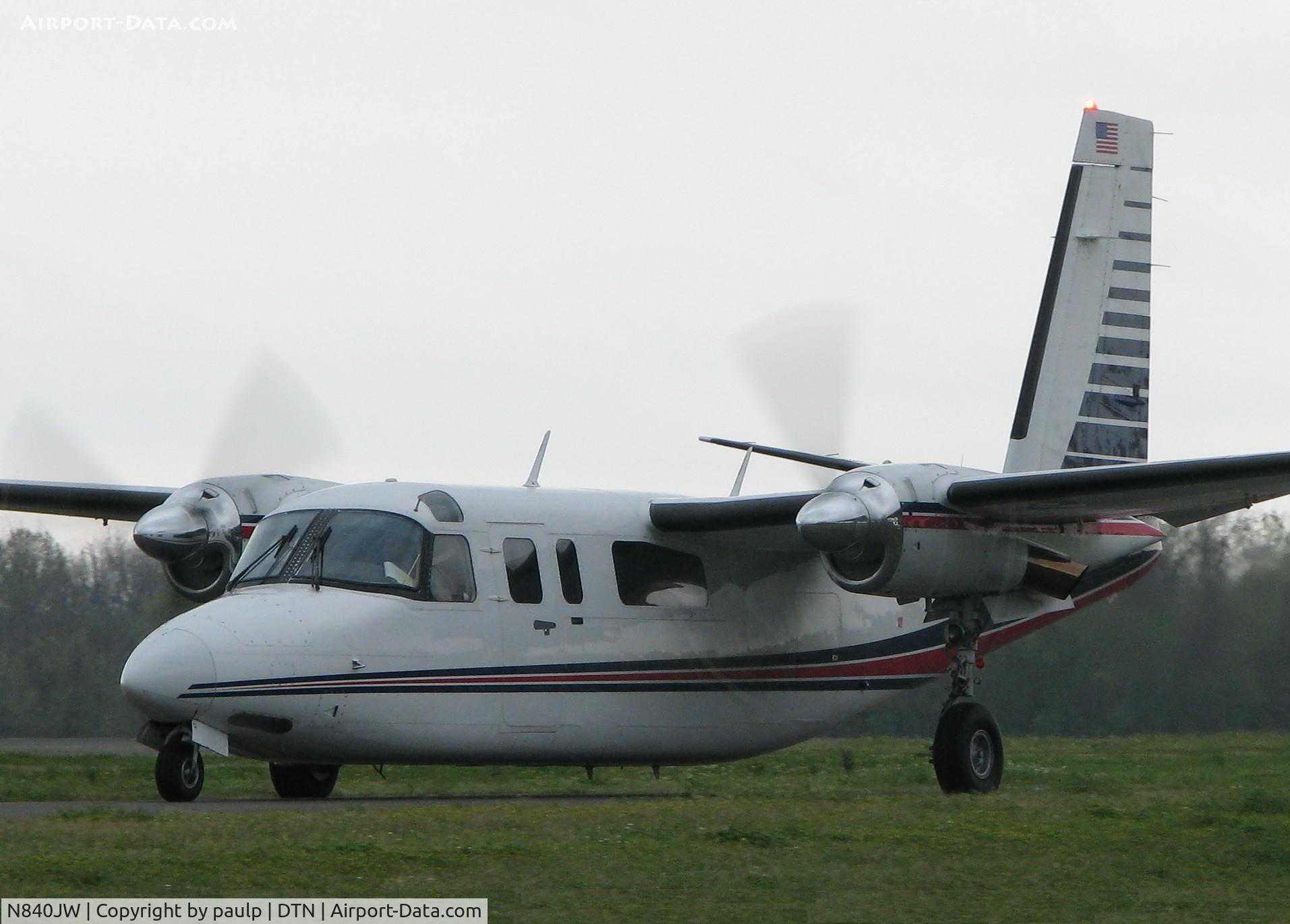 N840JW, 1981 Rockwell International 690C C/N 11658, Taxiing to runway 14 on taxiway Foxtrot at the Downtown Shreveport airport.