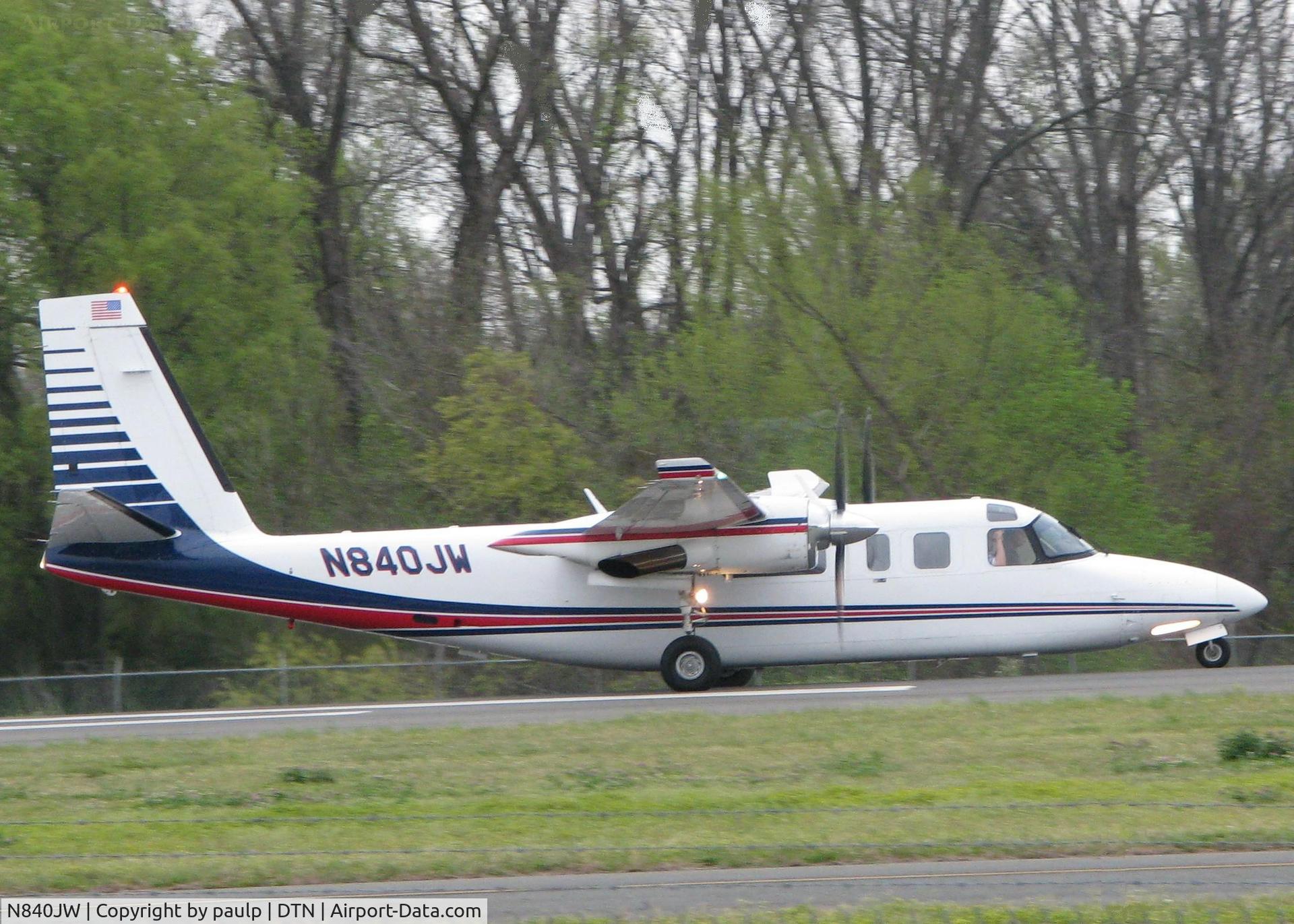 N840JW, 1981 Rockwell International 690C C/N 11658, Starting to roll on runway 14 at the Downtown Shreveport airport.