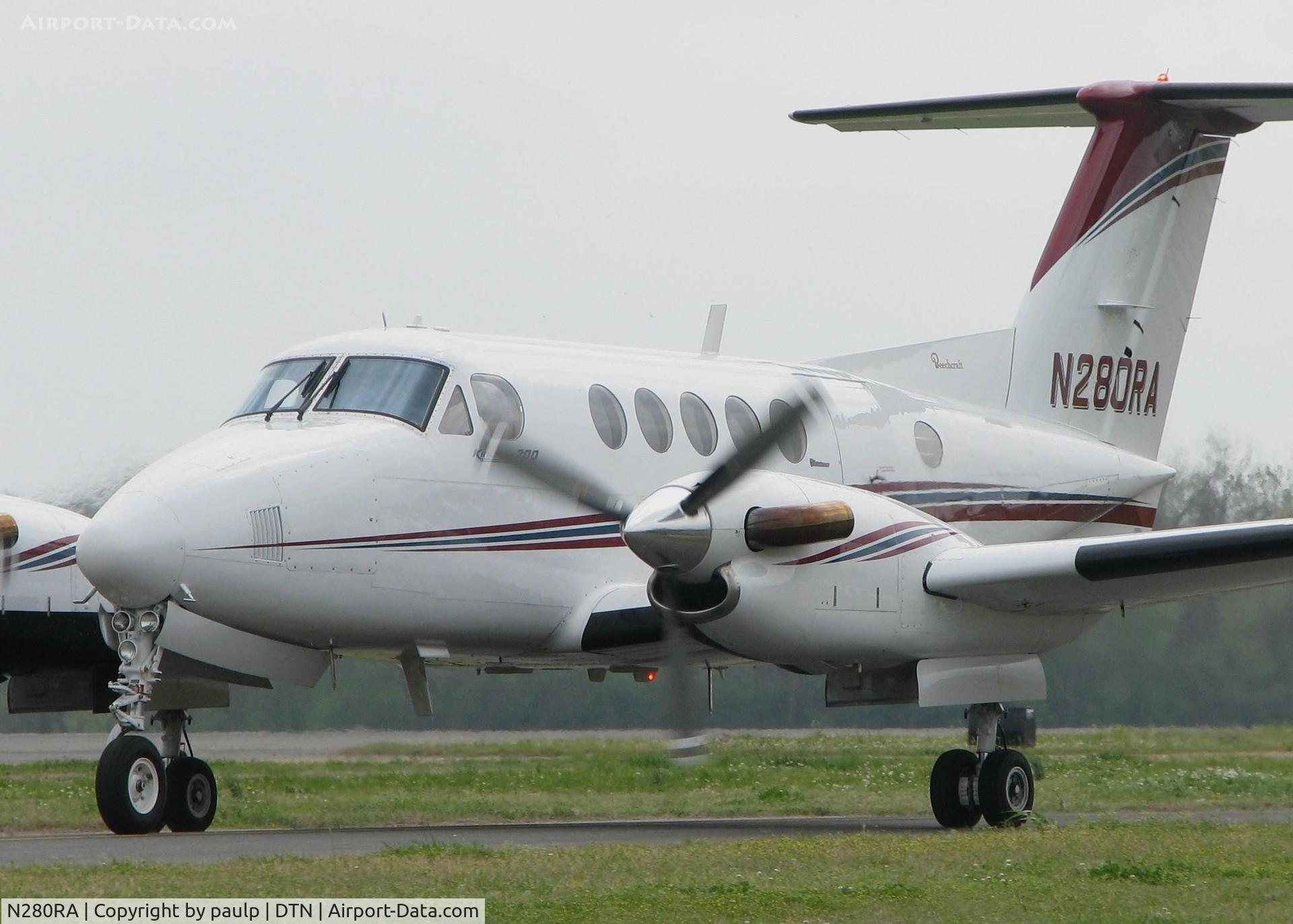N280RA, 1975 Beech 200 Super King Air C/N BB-53, Taxiing to the active at the Shreveport Downtown Airport.