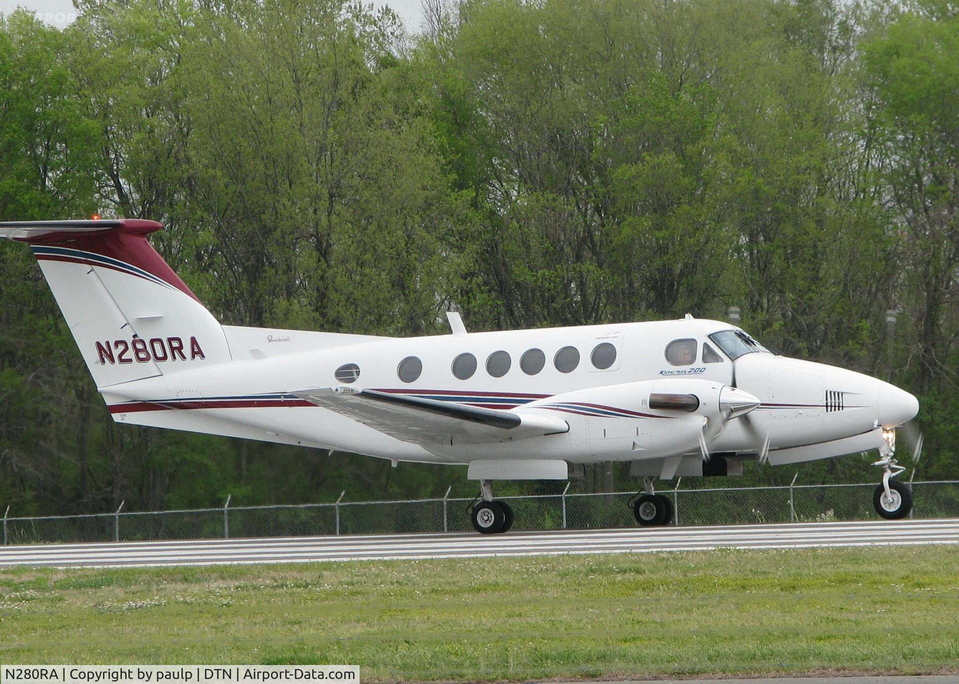 N280RA, 1975 Beech 200 Super King Air C/N BB-53, Turning onto Rwy 14 at Downtown Shreveport.