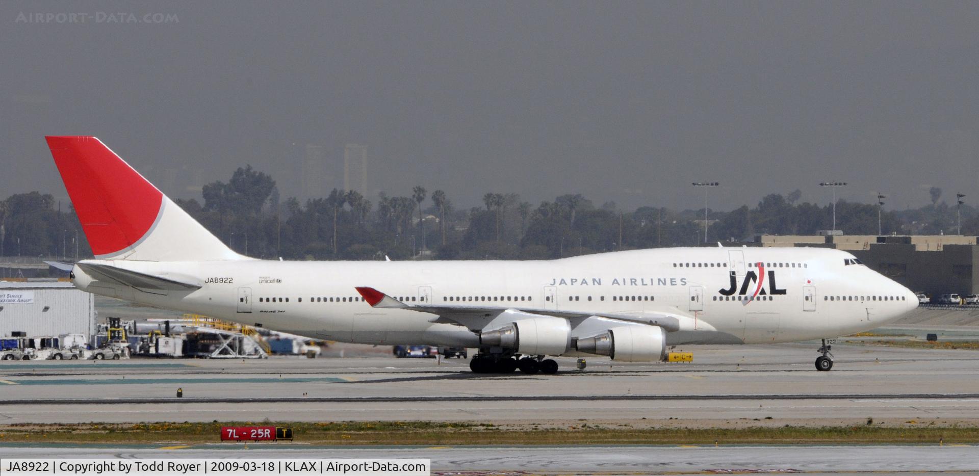 JA8922, 2001 Boeing 747-446 C/N 27646, Taxi to gate