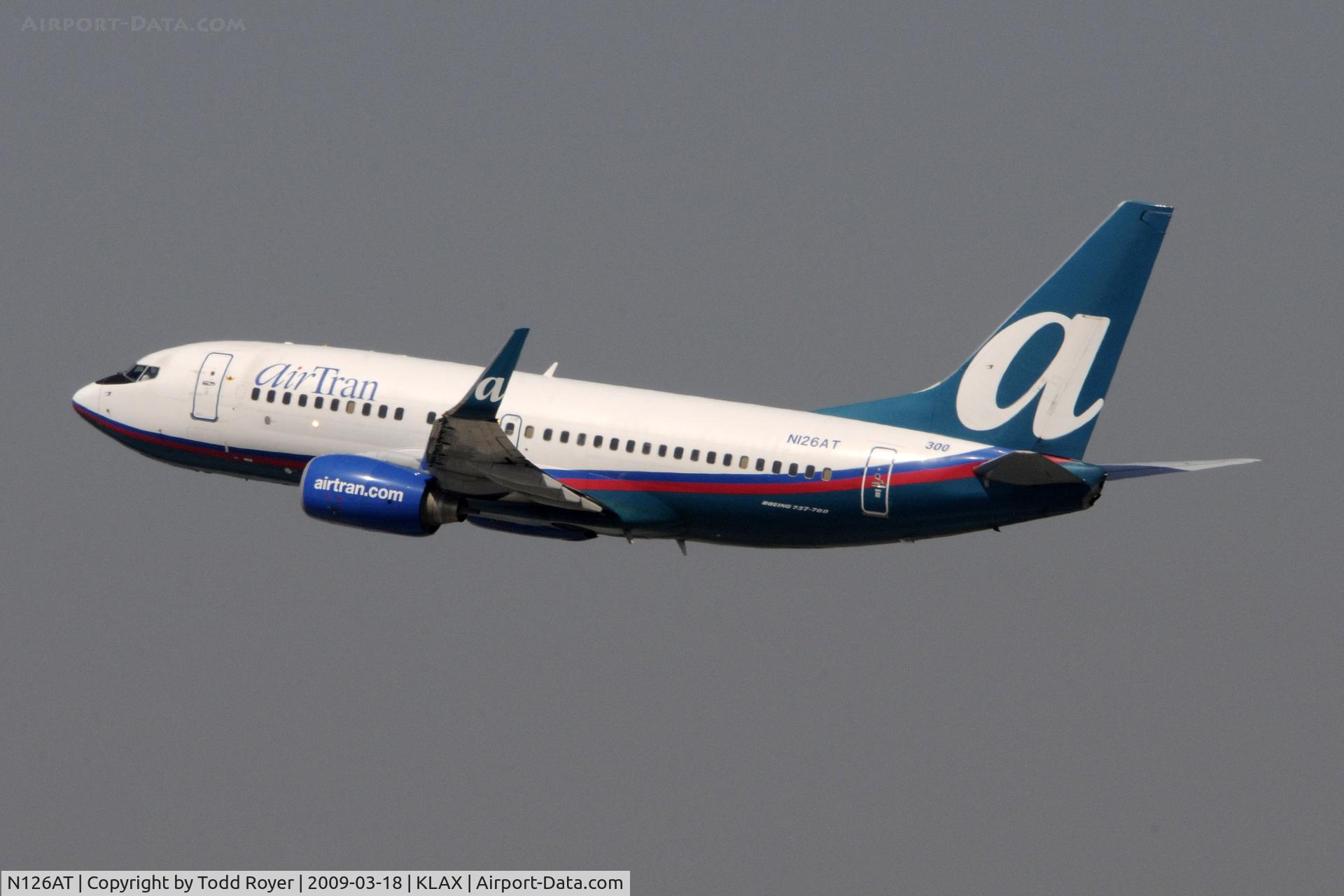 N126AT, 2004 Boeing 737-76N C/N 32679, Departing LAX on 25R
