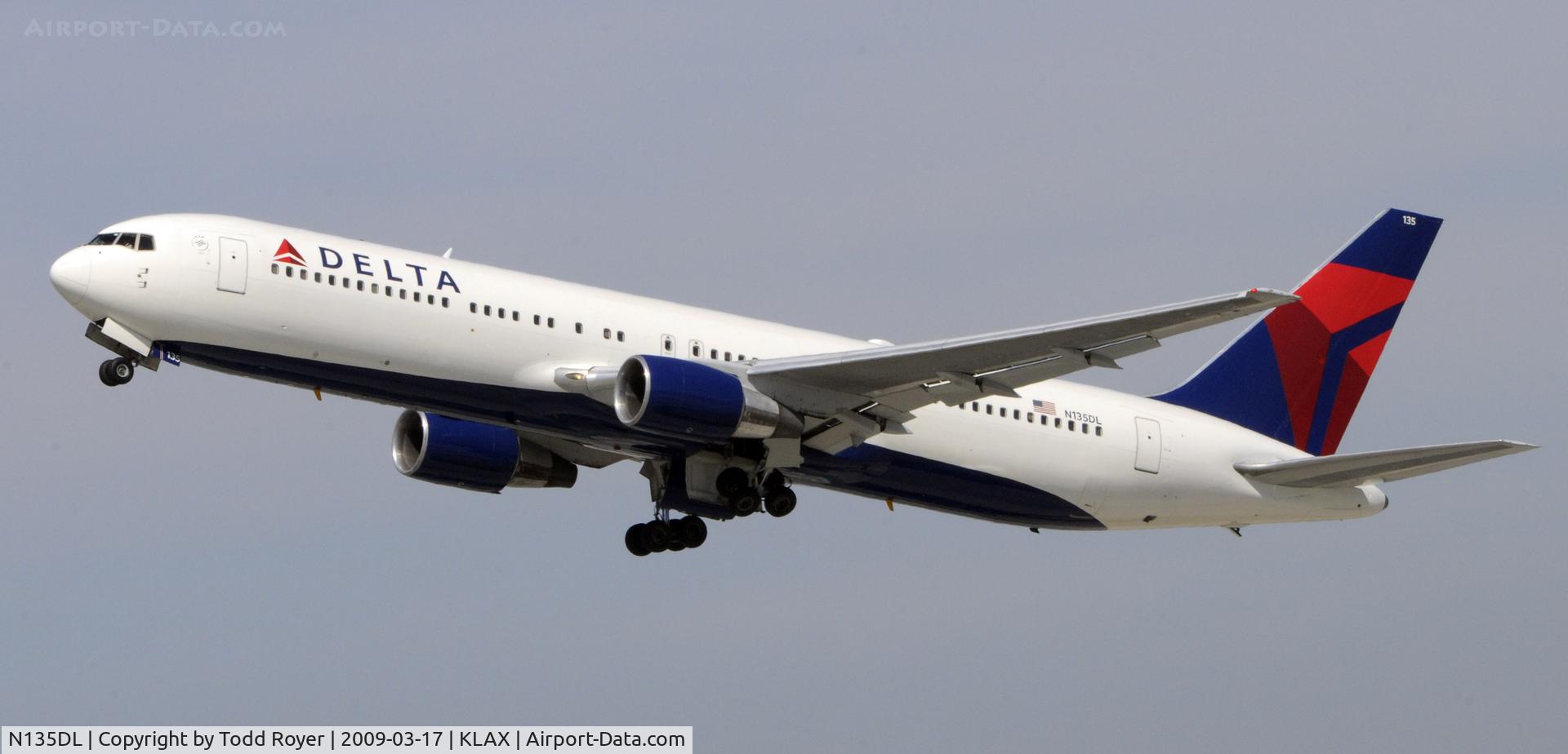 N135DL, 1991 Boeing 767-332 C/N 25145, Departing LAX on 25R