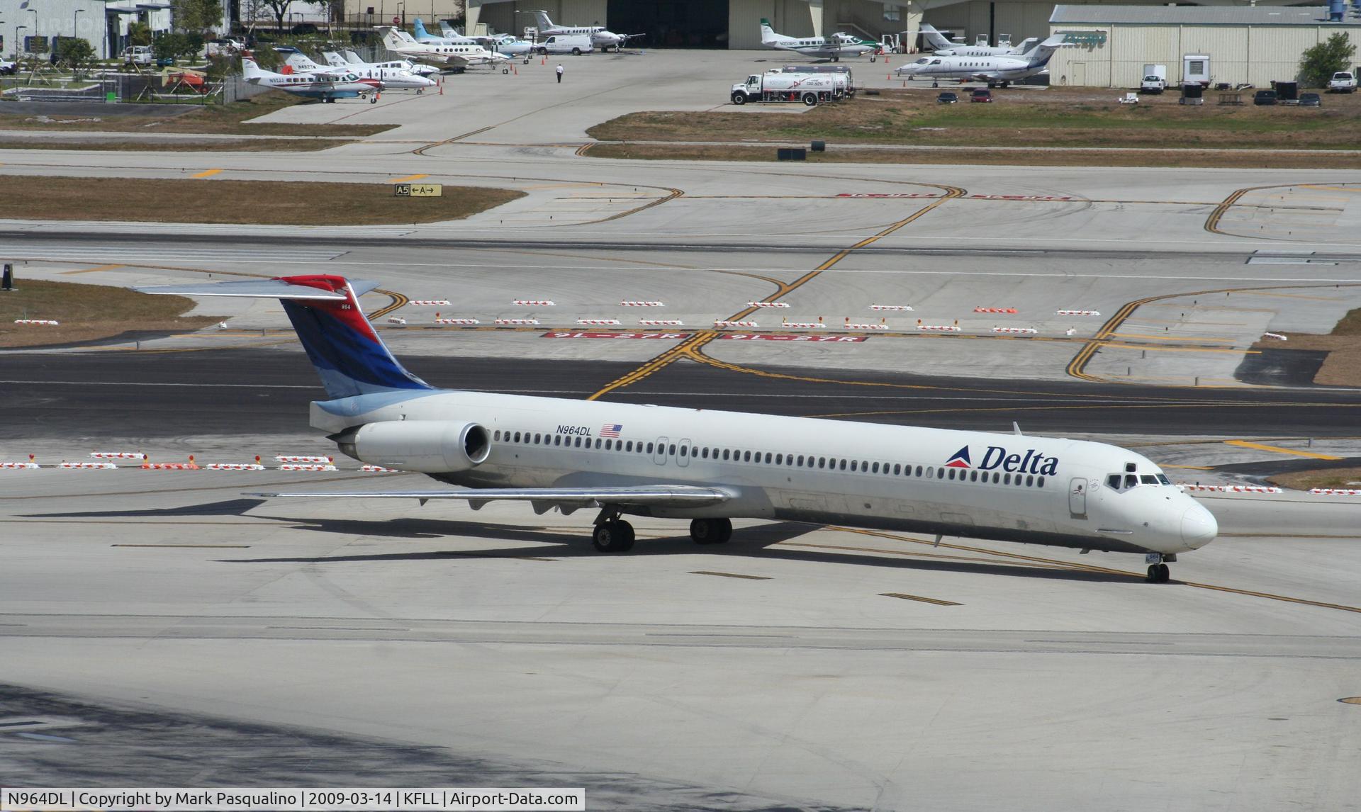 N964DL, 1990 McDonnell Douglas MD-88 C/N 49983, MD-88