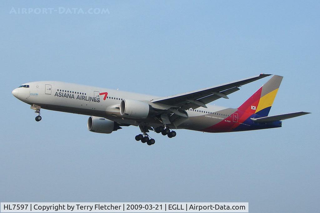 HL7597, 2001 Boeing 777-28E/ER C/N 28686, Asiana B777 about to land at Heathrow