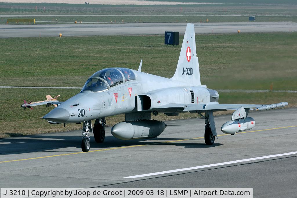 J-3210, Northrop F-5F Tiger II C/N M1010, The F-5E is used as an ECM platform nowadays. The equip[ment can be seen underneath the wing and at the left wing tip. Bonus is the badge of EFlSt 24, that I had not seen on a Tiger before.