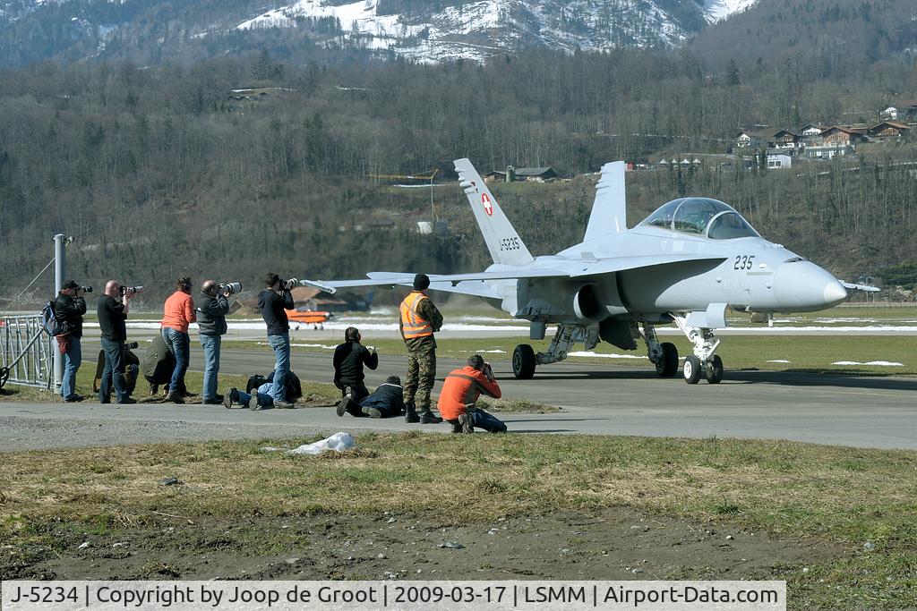 J-5234, McDonnell Douglas F/A-18D Hornet C/N 1317/SFD004, Photographers action