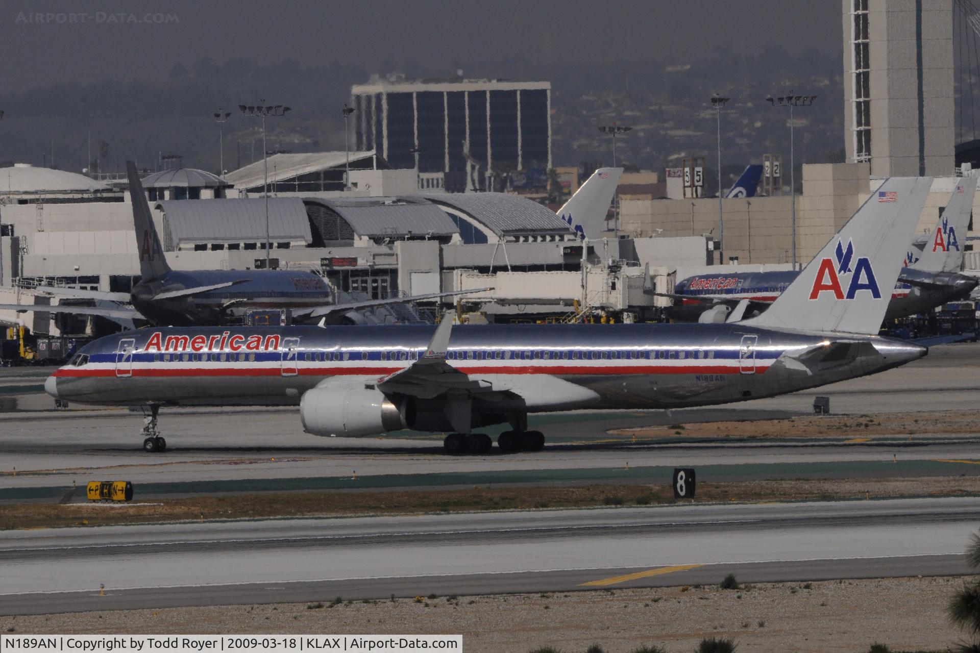 N189AN, 2001 Boeing 757-223 C/N 32383, Taxi to gate