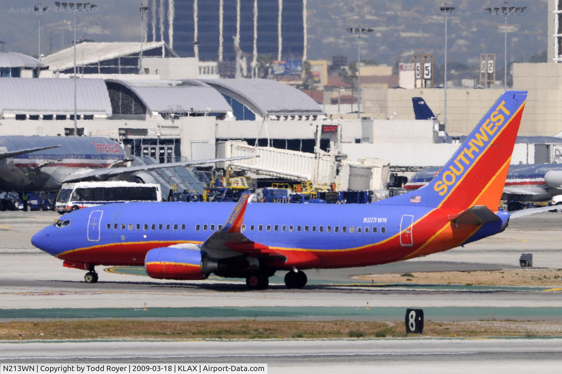N213WN, 2005 Boeing 737-7H4 C/N 34217, Taxi to gate
