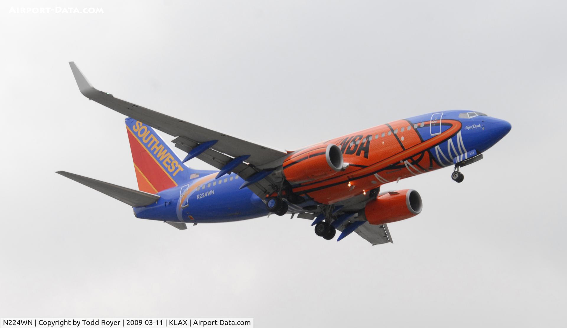 N224WN, 2005 Boeing 737-7H4 C/N 32493, Landing 24R at LAX