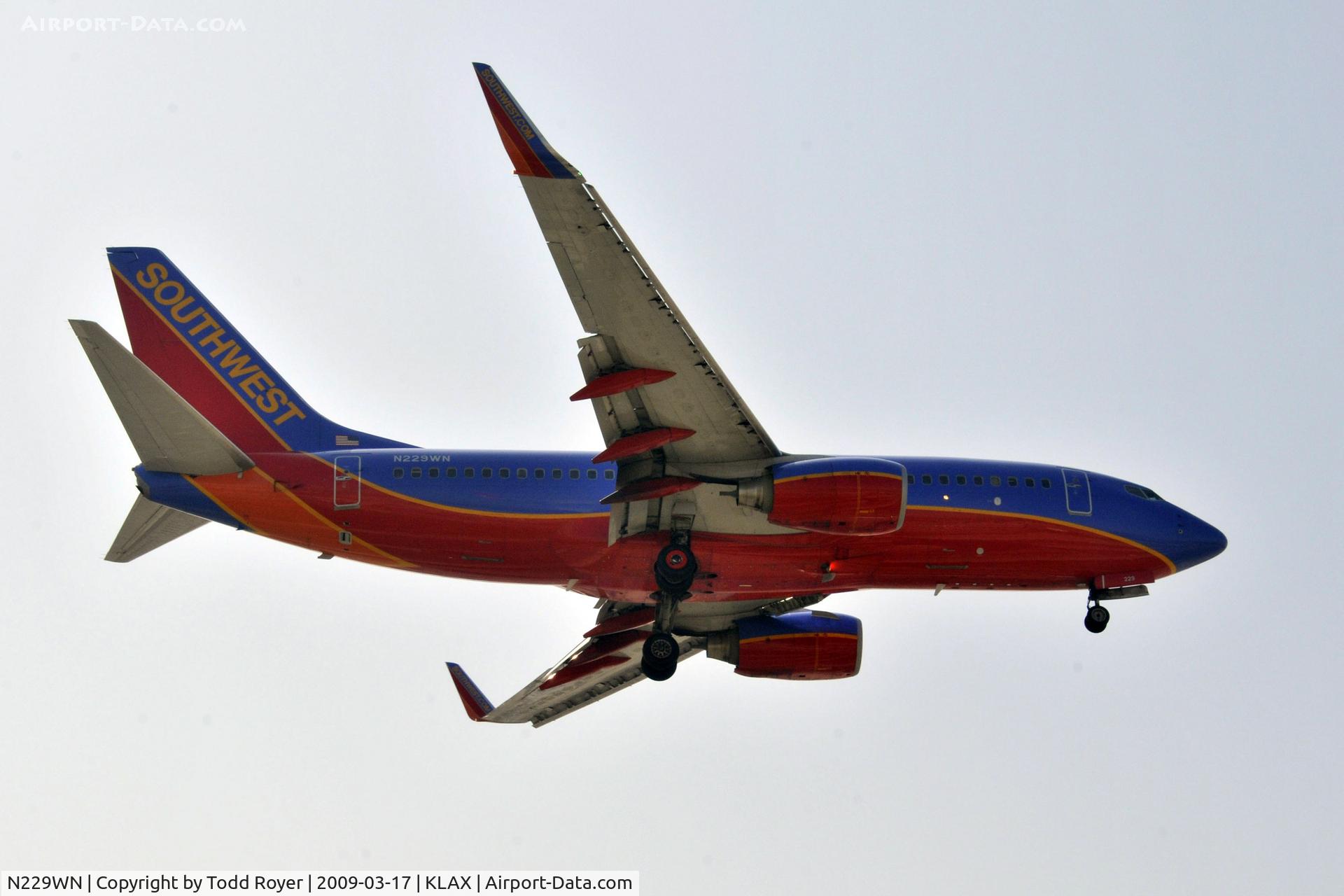 N229WN, 2006 Boeing 737-7H4 C/N 32498, Landing 24R at LAX