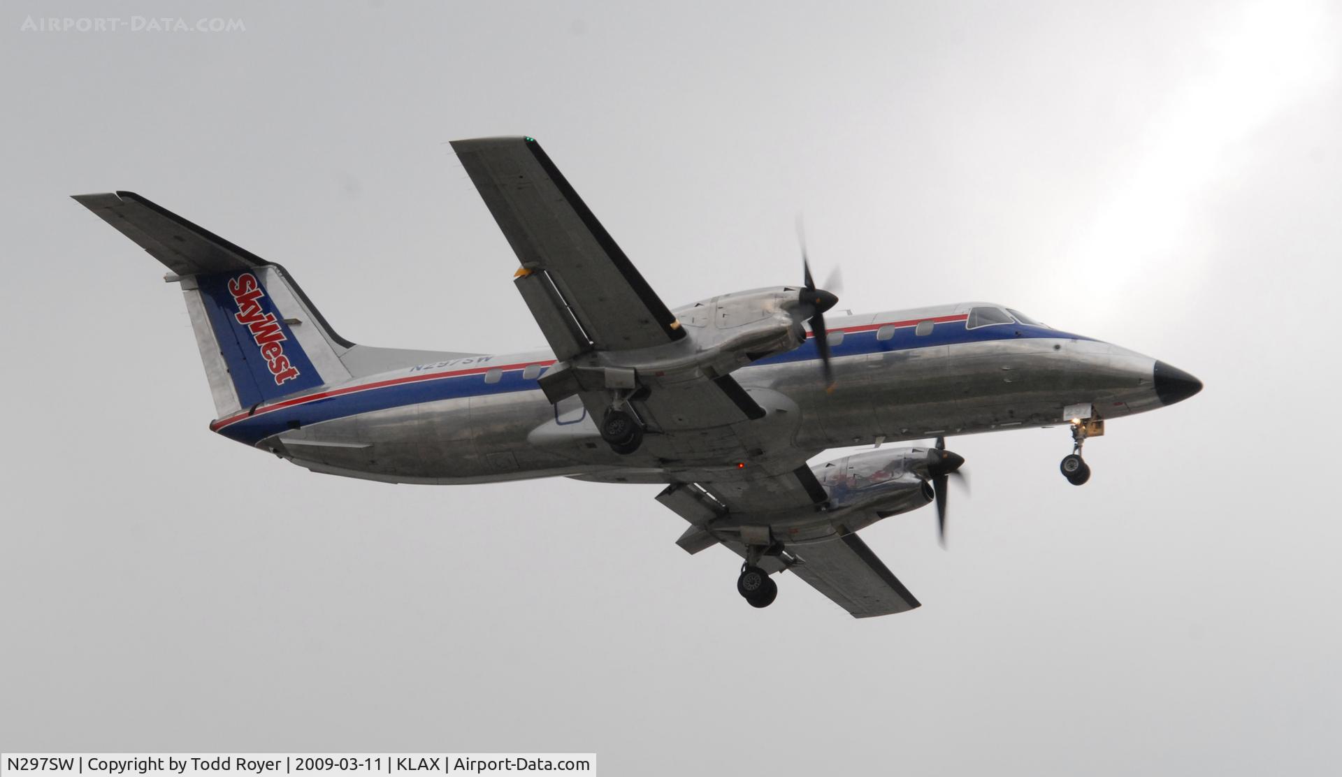 N297SW, 1996 Embraer EMB-120ER Brasilia C/N 120.327, Landing 24R at LAX