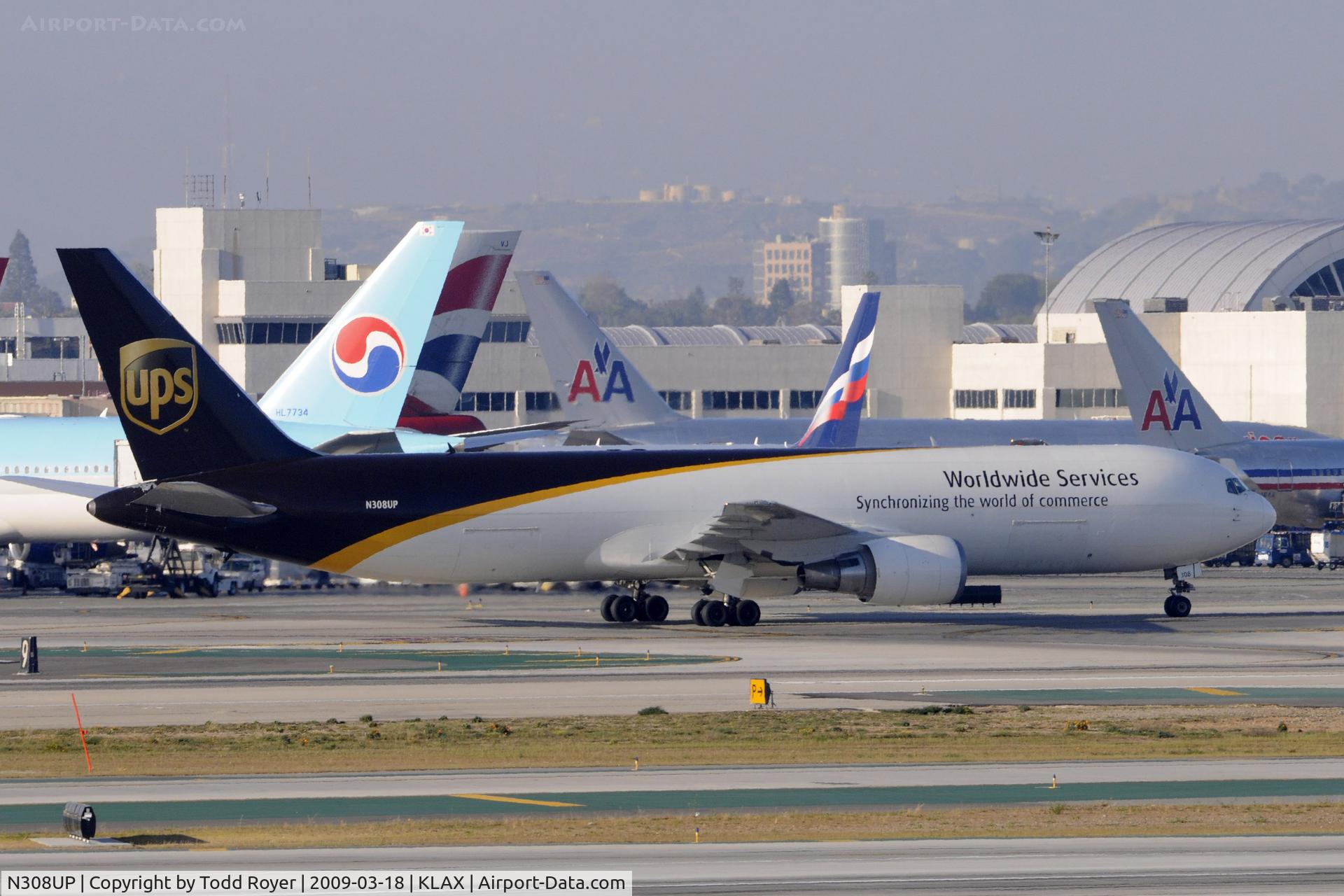 N308UP, 1996 Boeing 767-34AF C/N 27761, Taxi to gate