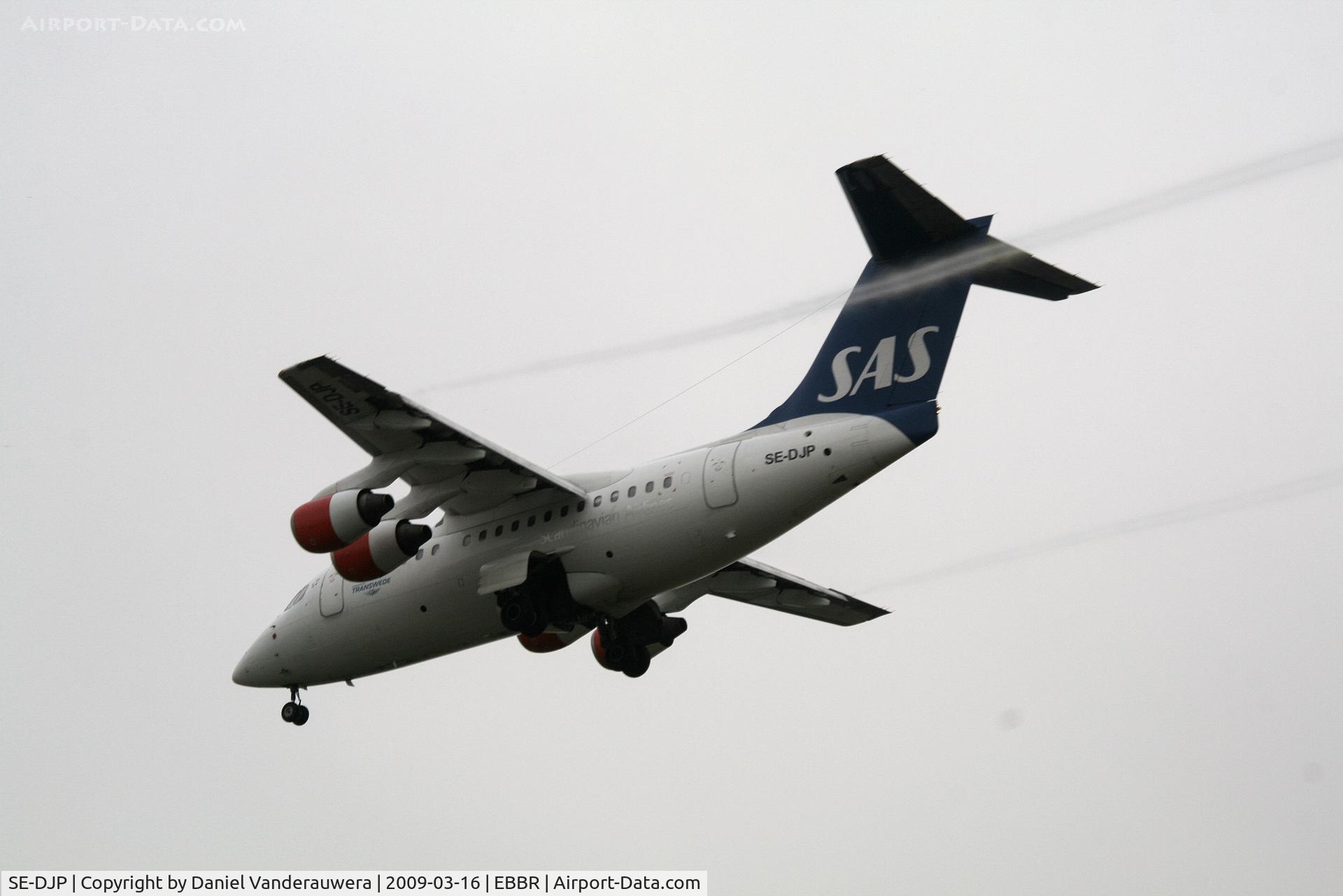 SE-DJP, 1994 British Aerospace Avro 146-RJ70 C/N E1254, flight SK4743 is descending to rwy 25L in the fog