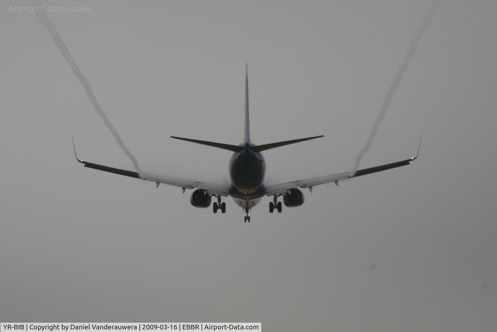 YR-BIB, 2000 Boeing 737-8AS C/N 29926, flight JOR123 is descending to rwy 25L in foggy weather