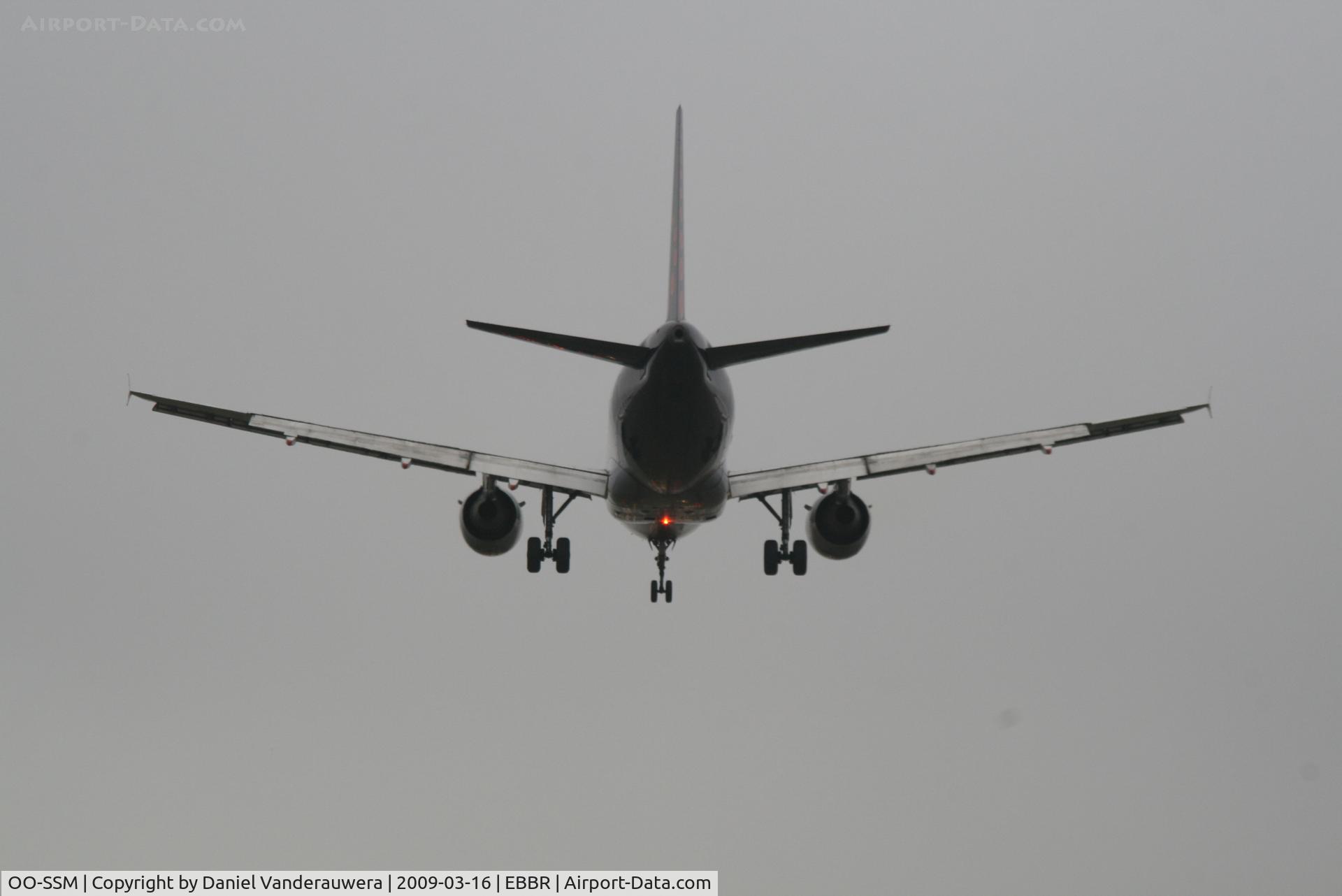 OO-SSM, 2000 Airbus A319-112 C/N 1388, flight SN3200 is descending to rwy 25L - foggy weather
