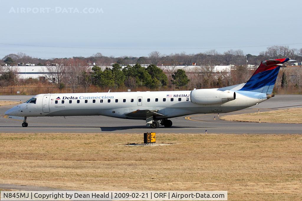 N845MJ, 2001 Embraer ERJ-145LR (EMB-145LR) C/N 145502, Delta Connection (Freedom Airlines) N845MJ (FLT FRL160) taxiing to RWY 23 for departure to John F Kennedy Int'l (KJFK).