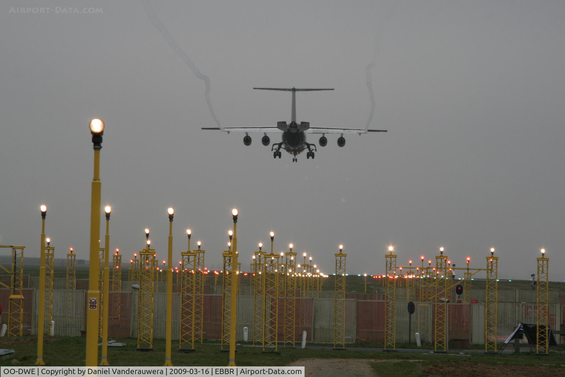 OO-DWE, 1998 British Aerospace Avro 146-RJ100 C/N E3327, flight SN2580 is descending to rwy 25L - foggy weather