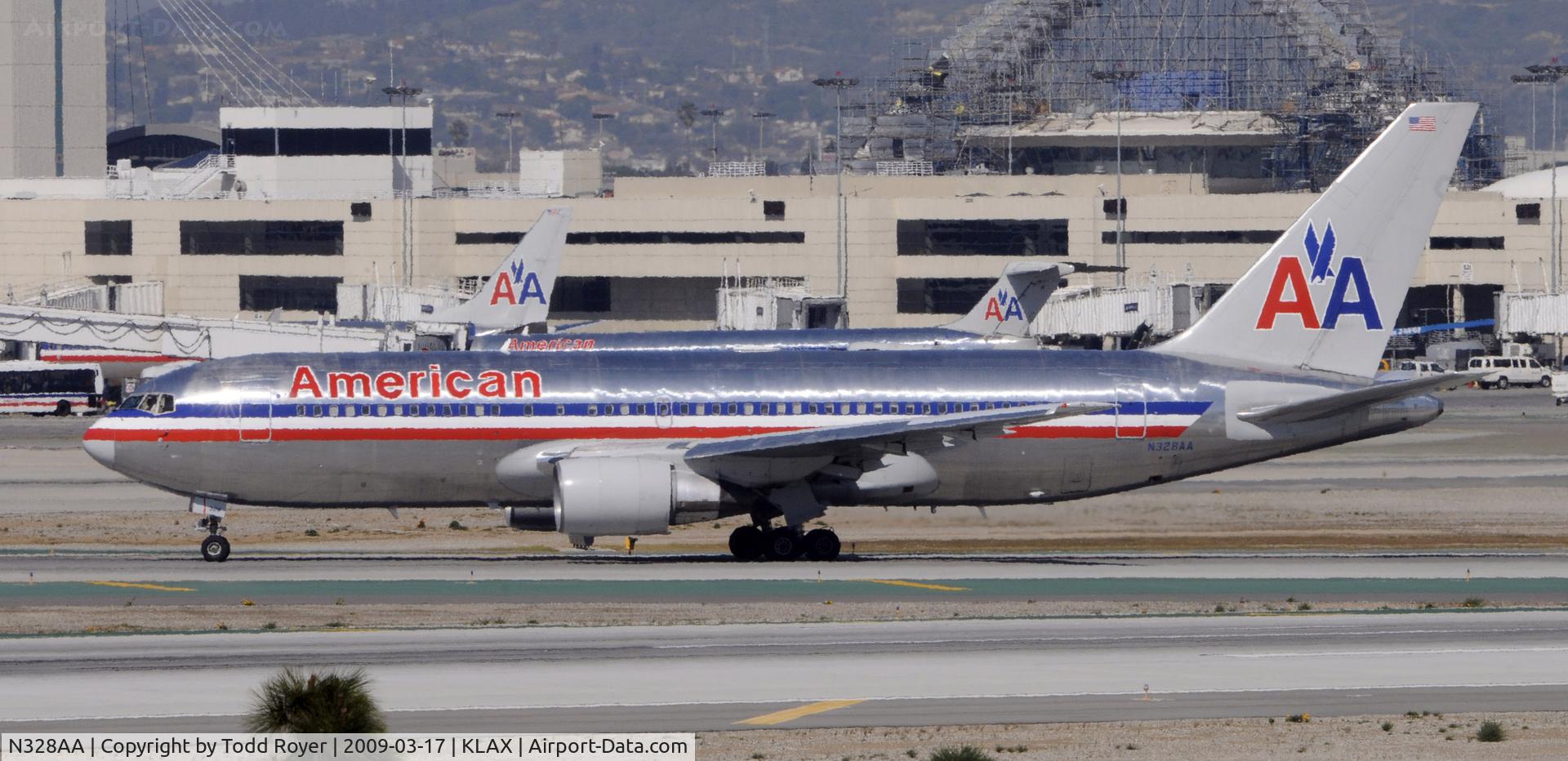 N328AA, 1986 Boeing 767-223 C/N 22328, Taxi to gate