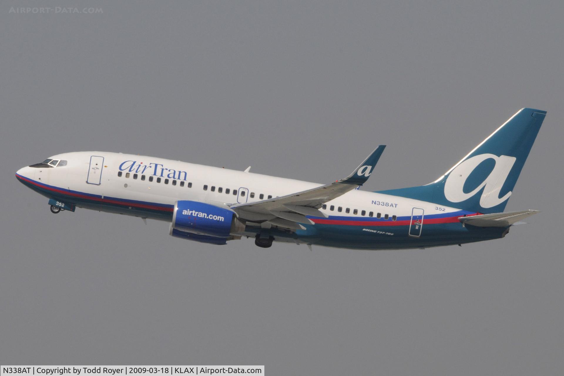 N338AT, 2008 Boeing 737-7BD C/N 33943, Departing LAX on 25R