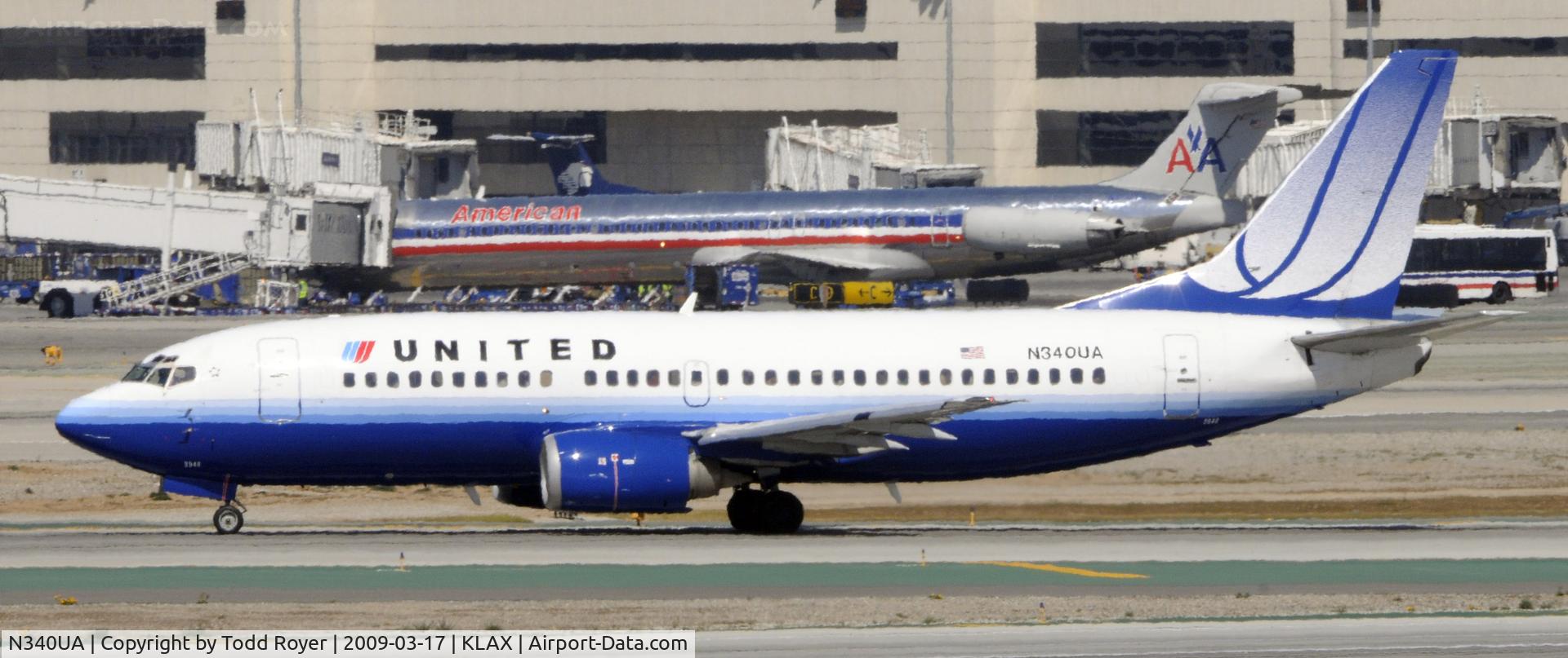 N340UA, 1988 Boeing 737-322 C/N 24244, Taxi to gate