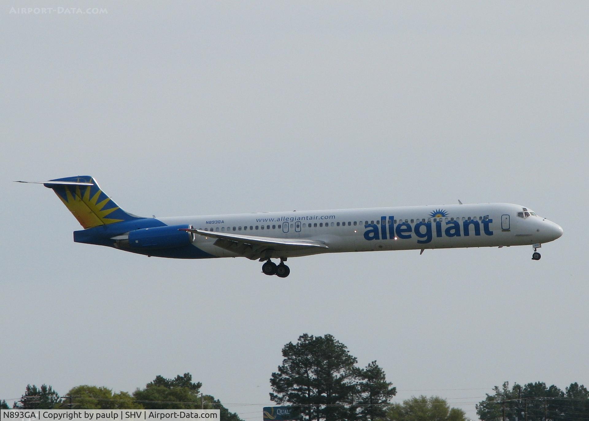 N893GA, 1990 McDonnell Douglas MD-83 (DC-9-83) C/N 53051, landing at runway 14 at Shreveport Regional.
