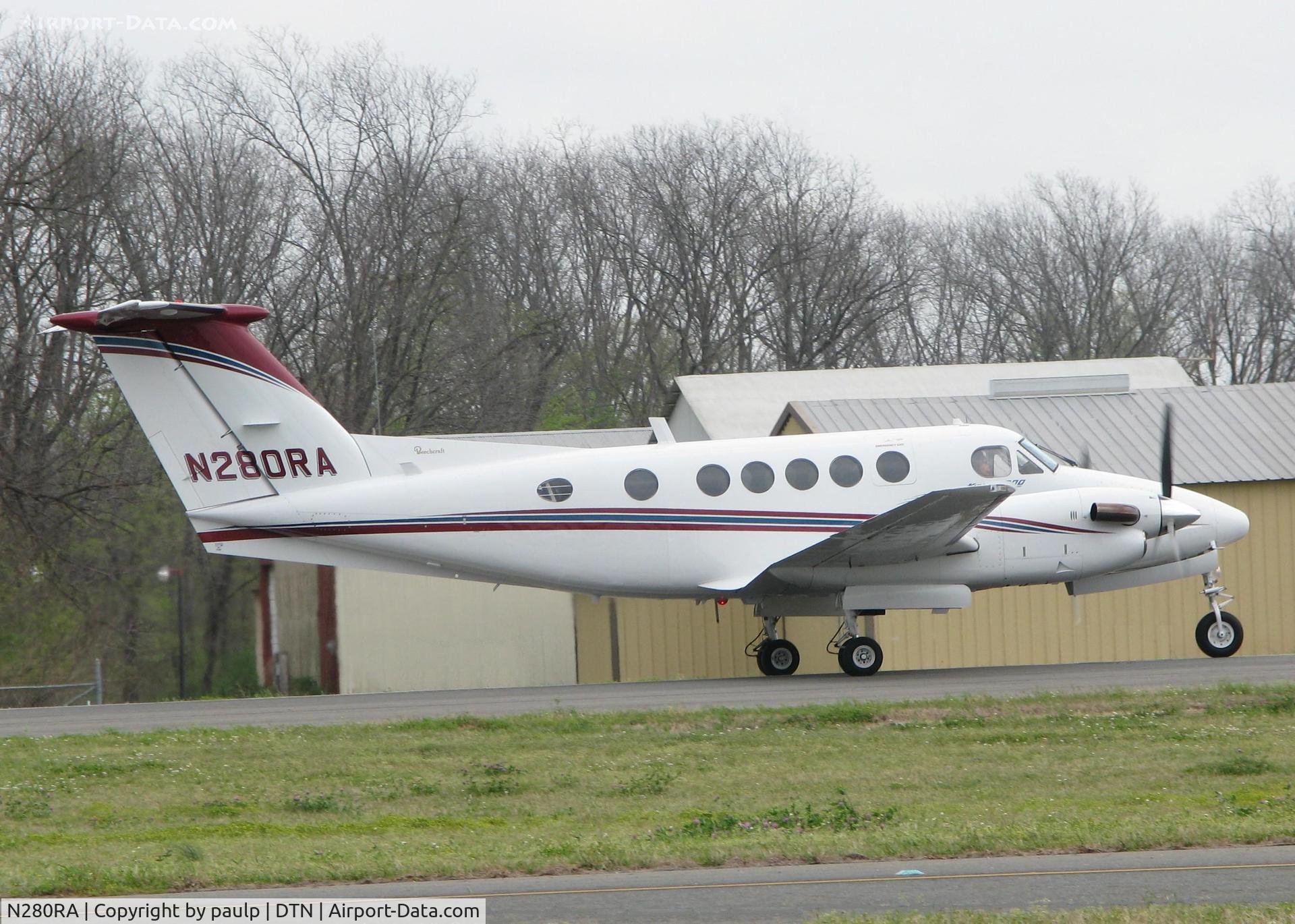 N280RA, 1975 Beech 200 Super King Air C/N BB-53, Taking off from the Shreveport Downtown Airport. 