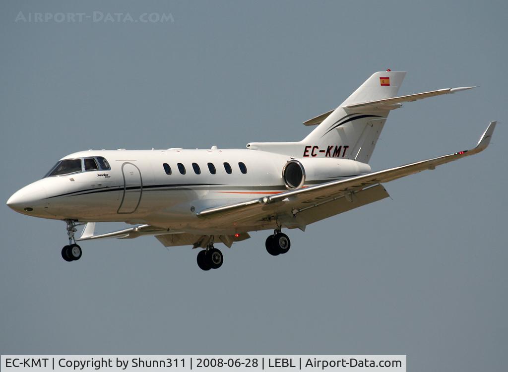 EC-KMT, Raytheon Hawker 900XP C/N HA-0033, Landing rwy 07R