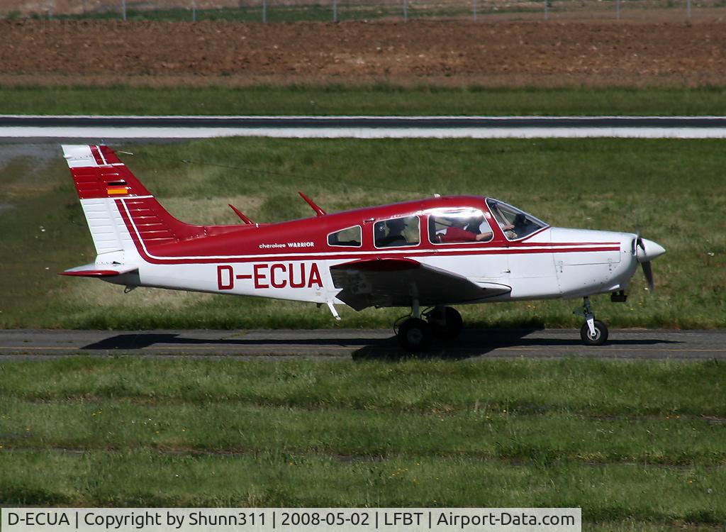 D-ECUA, 1985 Piper PA-28 C/N 1715, Taxiing to his parking...