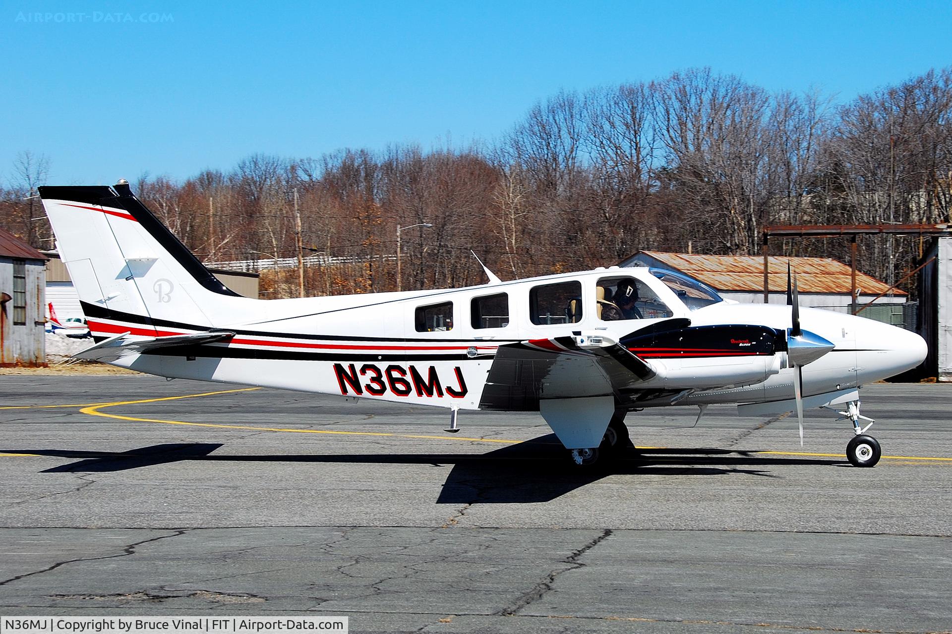 N36MJ, Raytheon Aircraft Company G58 Baron C/N TH-2147, A Barron taxis out to Three Two