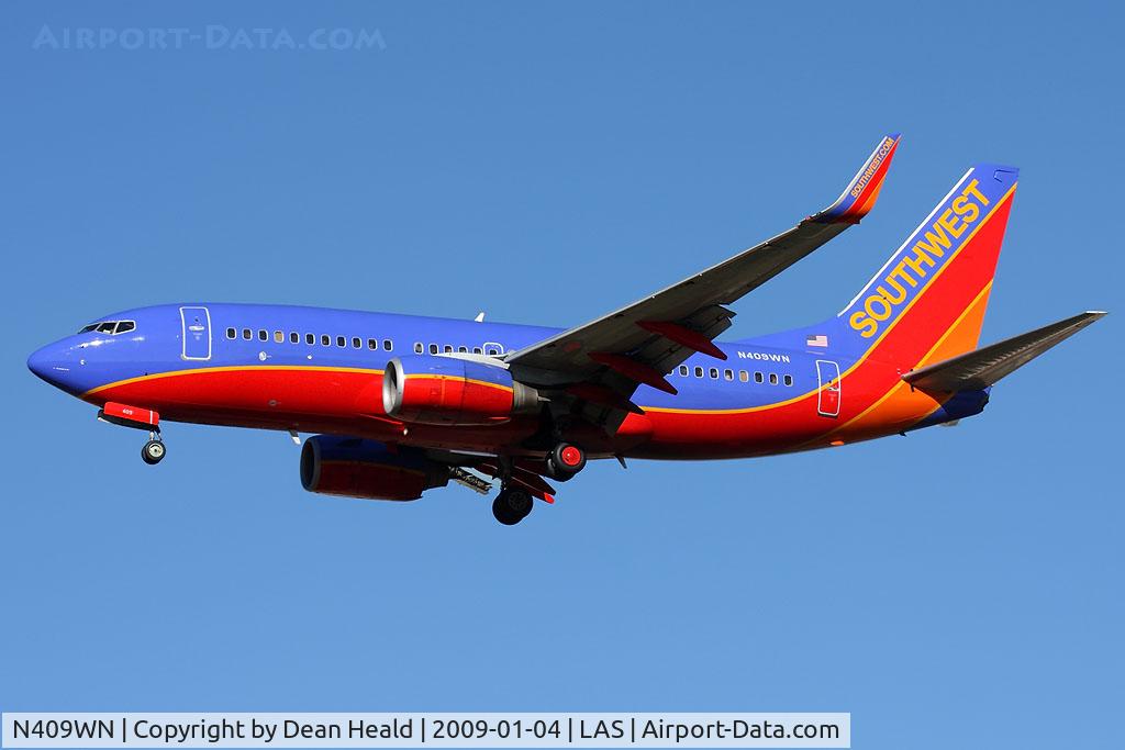 N409WN, 2001 Boeing 737-7H4 C/N 27896, Southwest Airlines N409WN (FLT SWA2356) from Sacramento Int'l (KSMF) on short-final to RWY 25R.