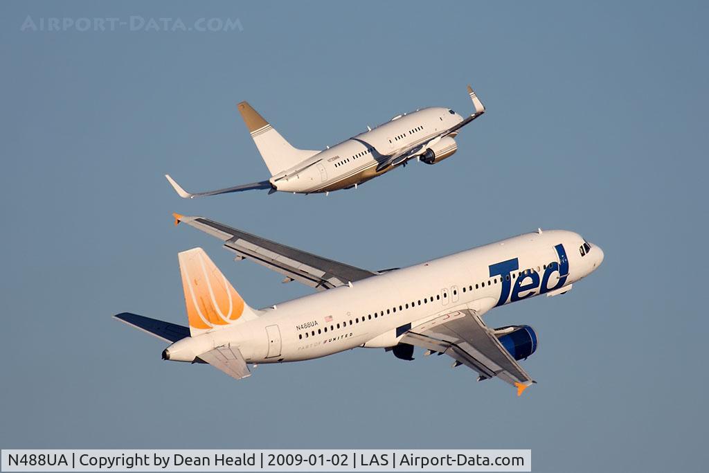 N488UA, 2001 Airbus A320-232 C/N 1680, Parting ways after simultaneous departures from RWYs 1L & 1R.