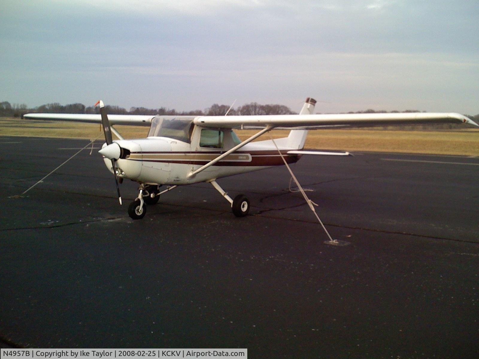 N4957B, 1979 Cessna 152 C/N 15283724, 4957B at Outlaw