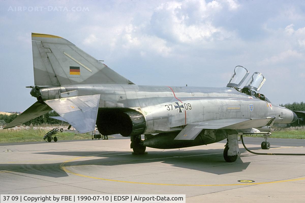 37 09, 1972 McDonnell Douglas F-4F Phantom II C/N 4367, daily refuelling scene at Fliegerhorst Pferdsfeld (Kodachrome slide scan)