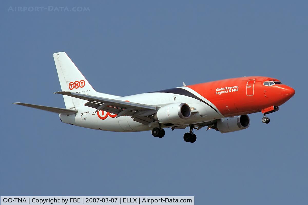 OO-TNA, 1986 Boeing 737-3T0F C/N 23569, short final RW06