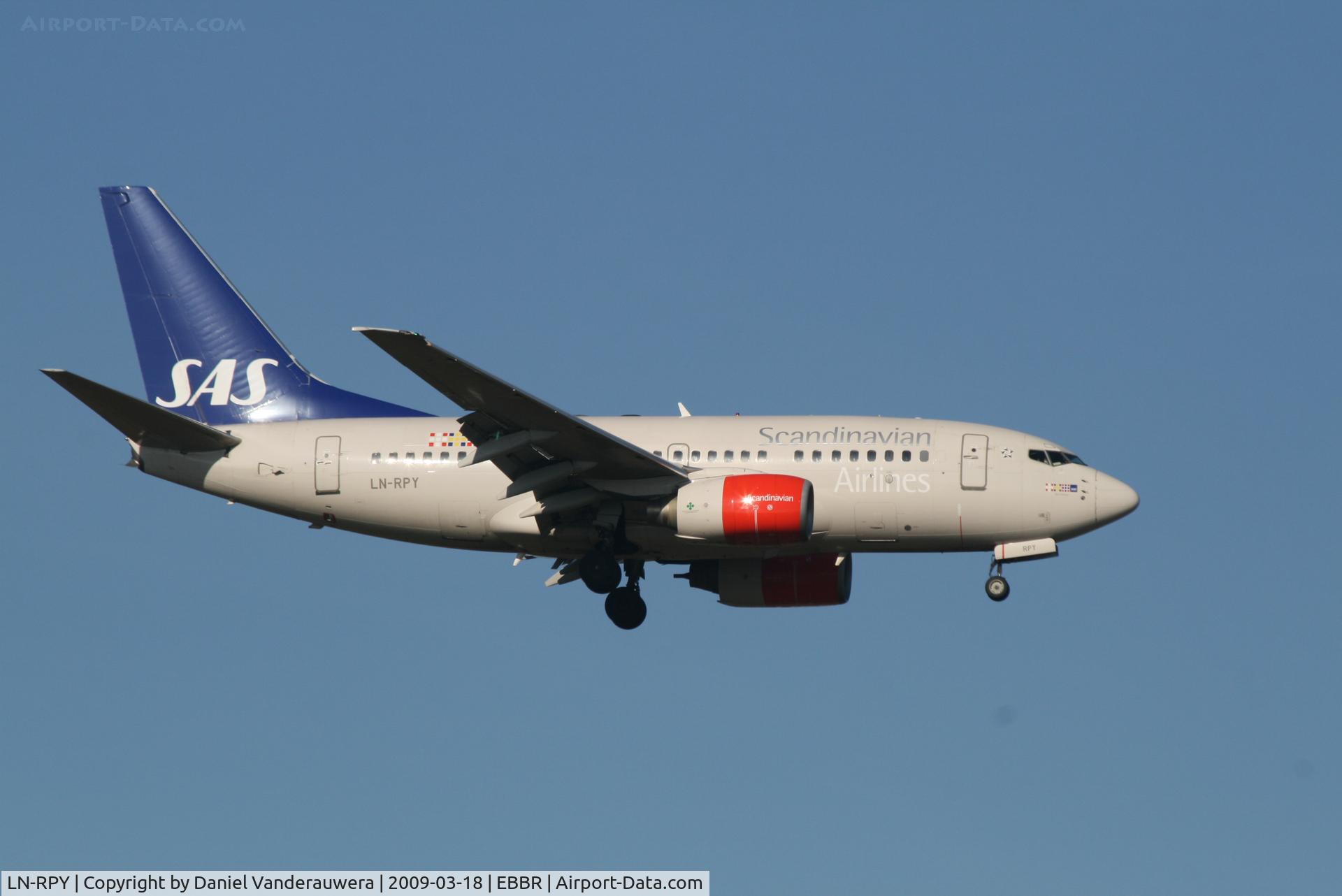 LN-RPY, 1998 Boeing 737-683 C/N 28292, flight SK589 is descending to rwy 02