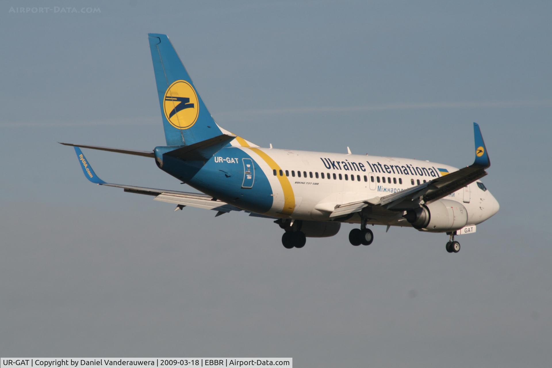 UR-GAT, 1993 Boeing 737-528 C/N 25237, flight PS901 is descending to rwy 02