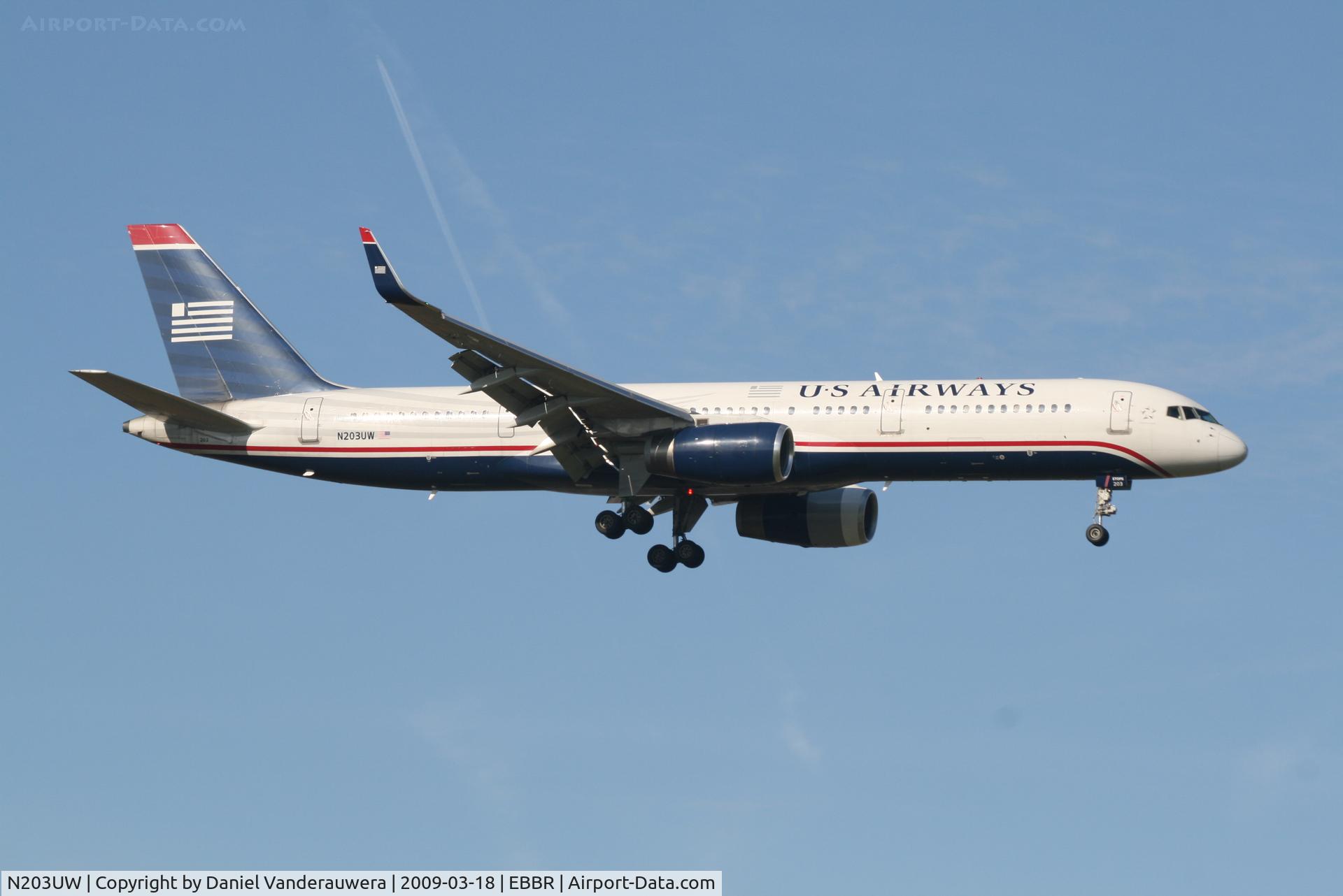 N203UW, 2000 Boeing 757-23N C/N 30548, flight US750 is descending to rwy 02